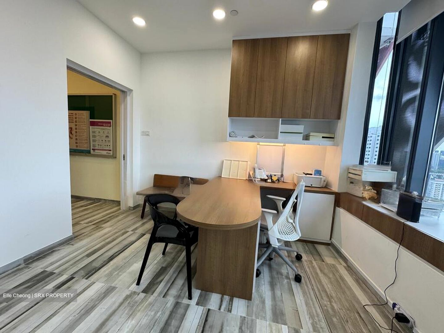 Connexion (D8), Retail #480246131